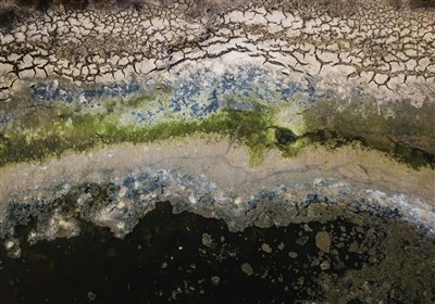 2018年3月30日在江苏连云港燕尾港镇化工园区内拍摄的一处水塘，离海一堤之隔的池塘水和岸滩“五颜六色”。记者 李响 摄  