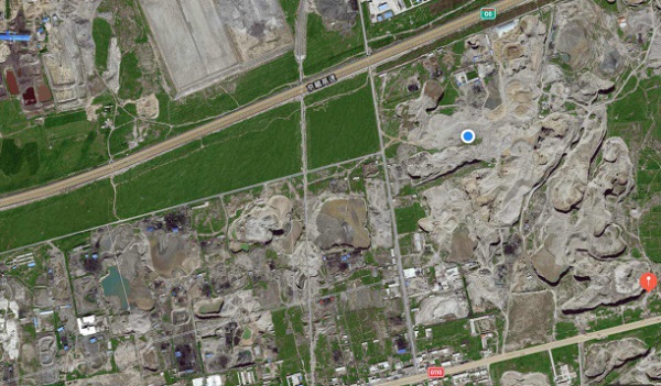 图1 包头市大青山南坡废弃沙坑卫星图  